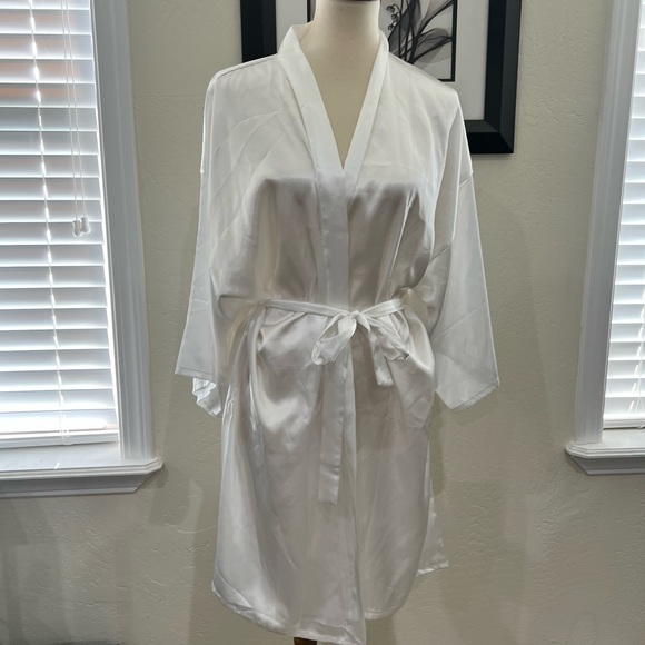 NWOT White with gold bride robe o/s - Picture 2 of 6